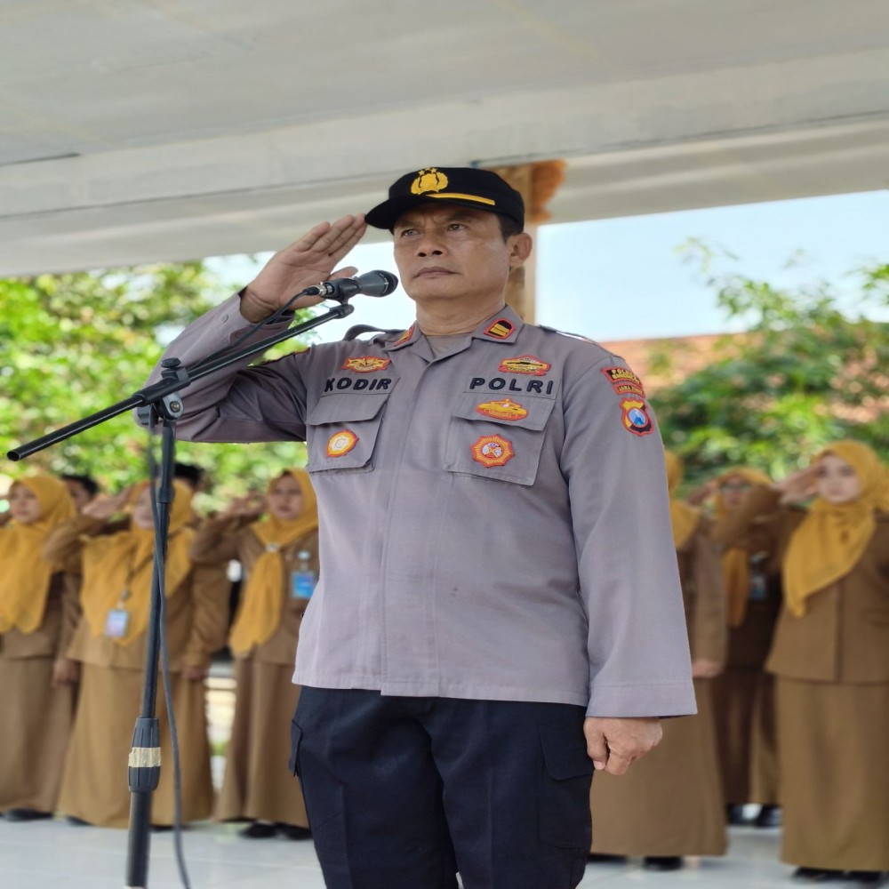 AMANAT KAPOLRES BANGKALAN oleh KAPOLSEK TANJUNGBUMI pada UPACARA BENDERA di SMANTAB